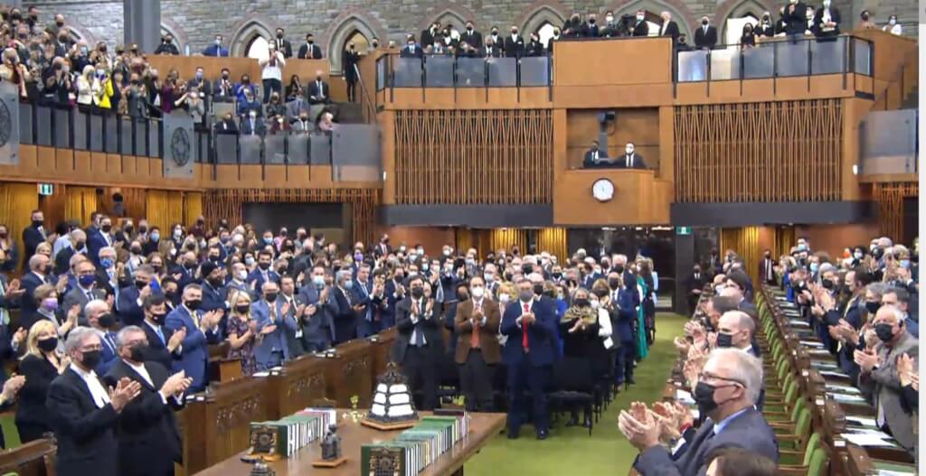 澤連斯基15日向加拿大國會發表演說，加拿大議員一致起立鼓掌、久久未歇。 圖：翻攝加拿大國會官網