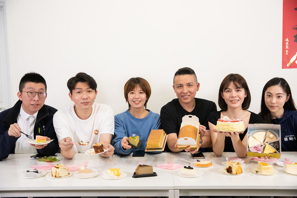 吳訓孝(左起)、呂家愷、江怡臻、陳偉杰、戴湘儀及蔡畹鎣等6人，一起吃甜點、交流選戰甘苦談。 圖：新北市議員江怡臻提供