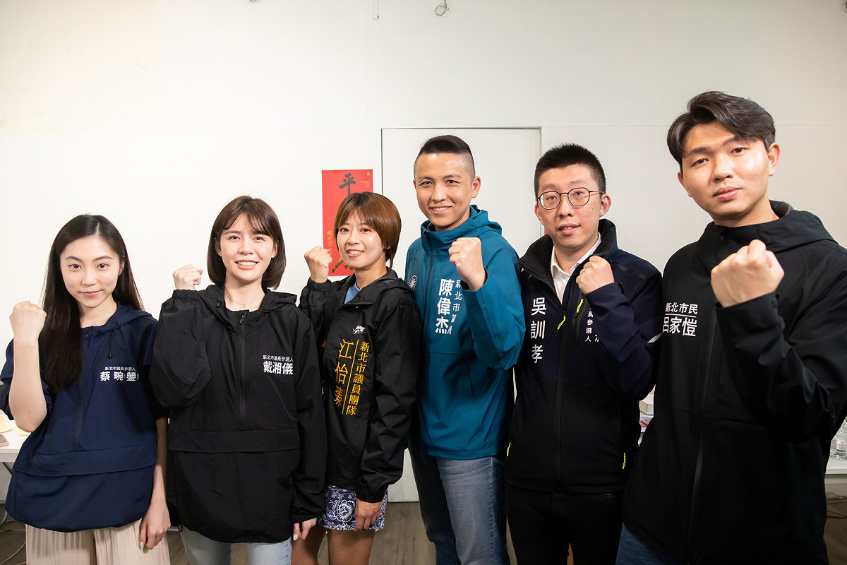 新北市議員江怡臻、陳偉杰兩人帶著4位侯家軍成員，傳授選戰心得。 圖：新北市議員江怡臻提供
