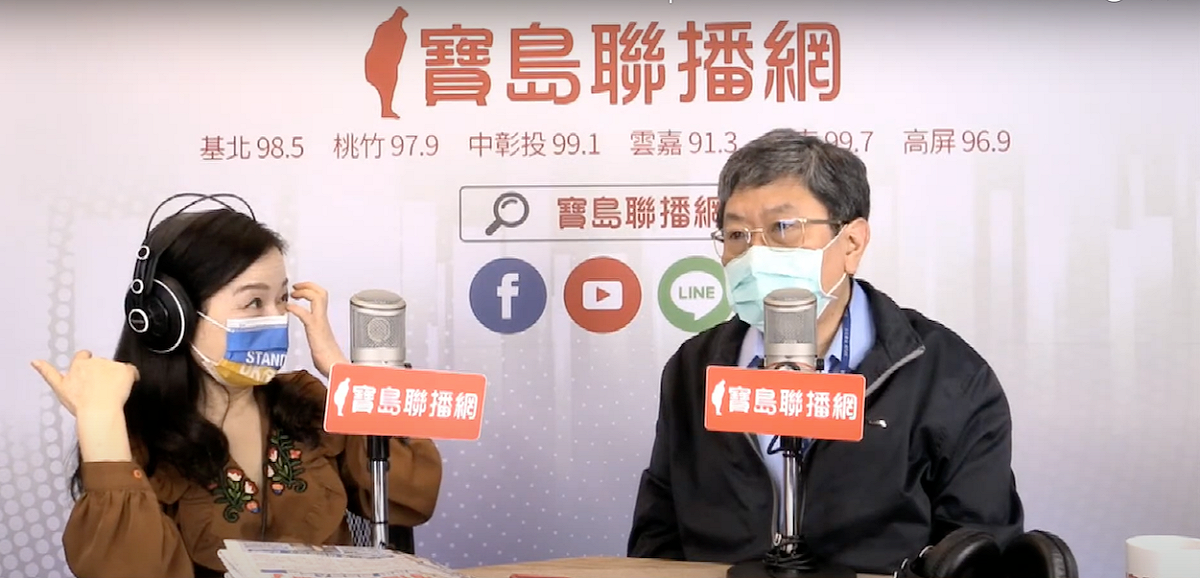 衛福部傳染病防治諮詢會預防接種組(ACIP)召集人李秉穎今受周玉蔻訪問時指出，台灣在解封的過程中更需要注意因接種率低、前期感染較少的老人家恐出現重症與死亡的狀況。 圖：翻攝自寶島聯播網「新聞放鞭炮」