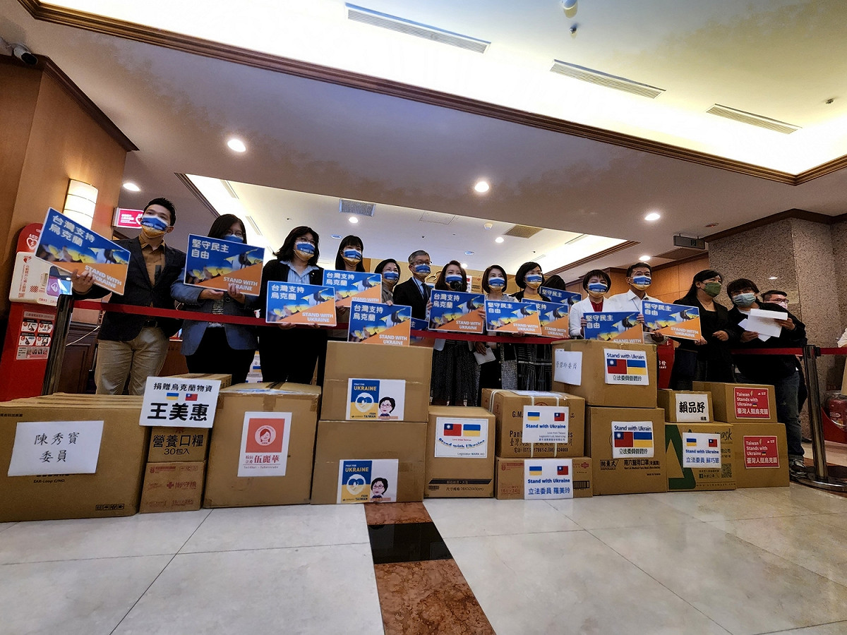 羅美玲邀集多名立委，共同響應交部「募集民間愛心物資援助烏克蘭難民」的活動。 圖：羅美玲辦公室提供