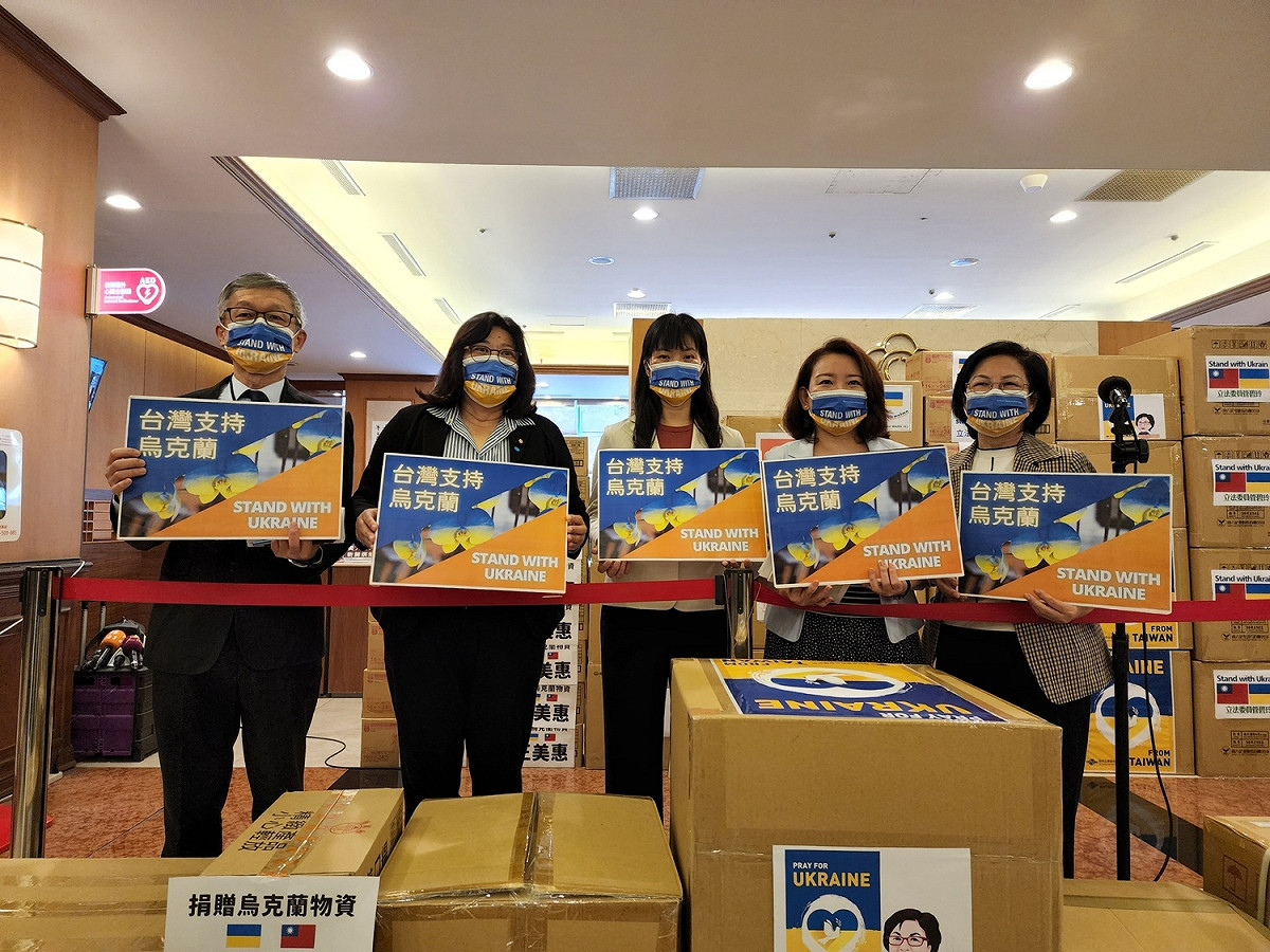 羅美玲邀集多名立委，共同響應交部「募集民間愛心物資援助烏克蘭難民」的活動。 圖：羅美玲辦公室提供
