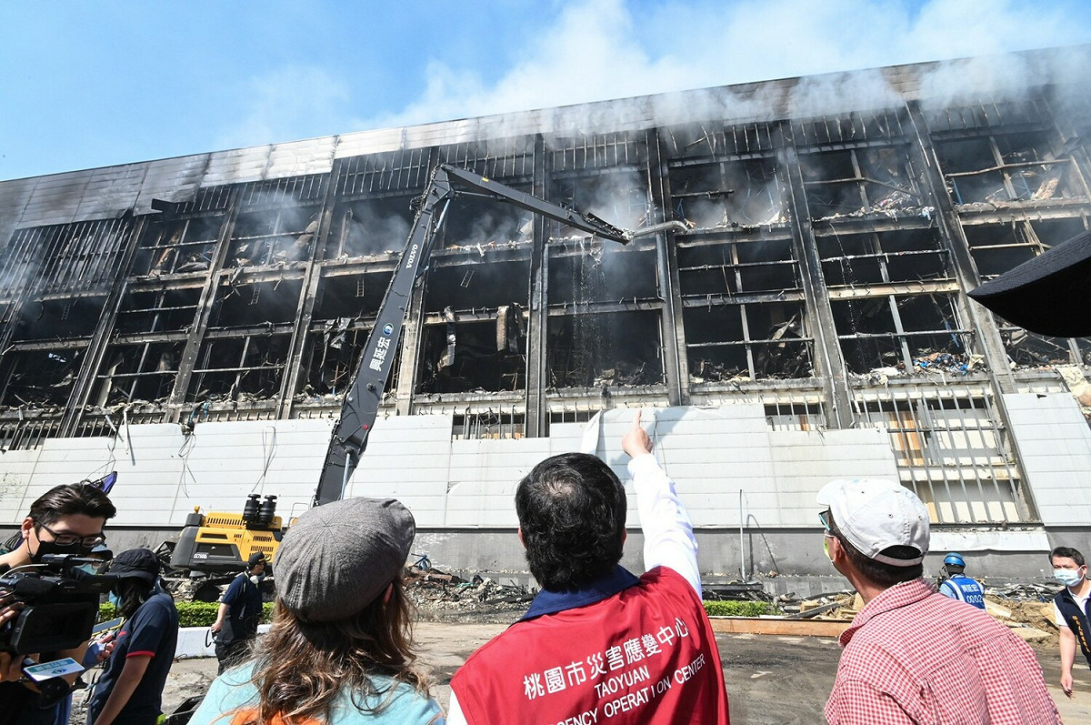 鄭文燦視察美福倉儲火場救災進度。 圖：桃園市政府／提供