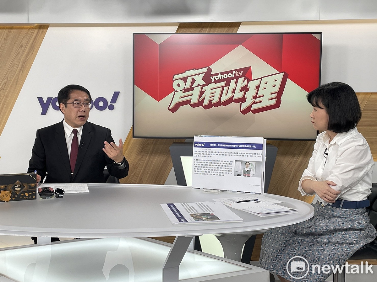 台南市長黃偉哲上直播節目接受媒體人王時齊專訪，針對黨內競爭、藍營的內外夾攻，直白剖析內心爭取連任的心境，強調民進黨推出的是民意調查滿意度最高的候選人，「絕對不是西瓜」，台南不斷在進步，他有信心搶回上屆選戰綠營流失的票源。 圖：黃偉哲提供