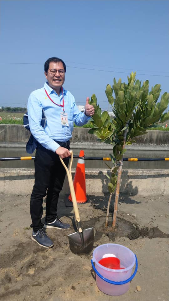 「前」雲林縣農業處長吳芳銘3月12日以「個人生涯規畫」為由請辭獲准，卻傳當晚發生「酒駕」自撞路邊車輛意外。 圖：翻攝吳芳銘臉書