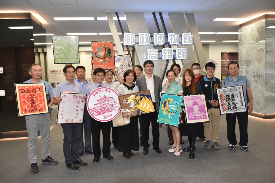 高雄市10所國小校長聯袂參訪郵政博物館高雄館。 圖:孫家銘攝