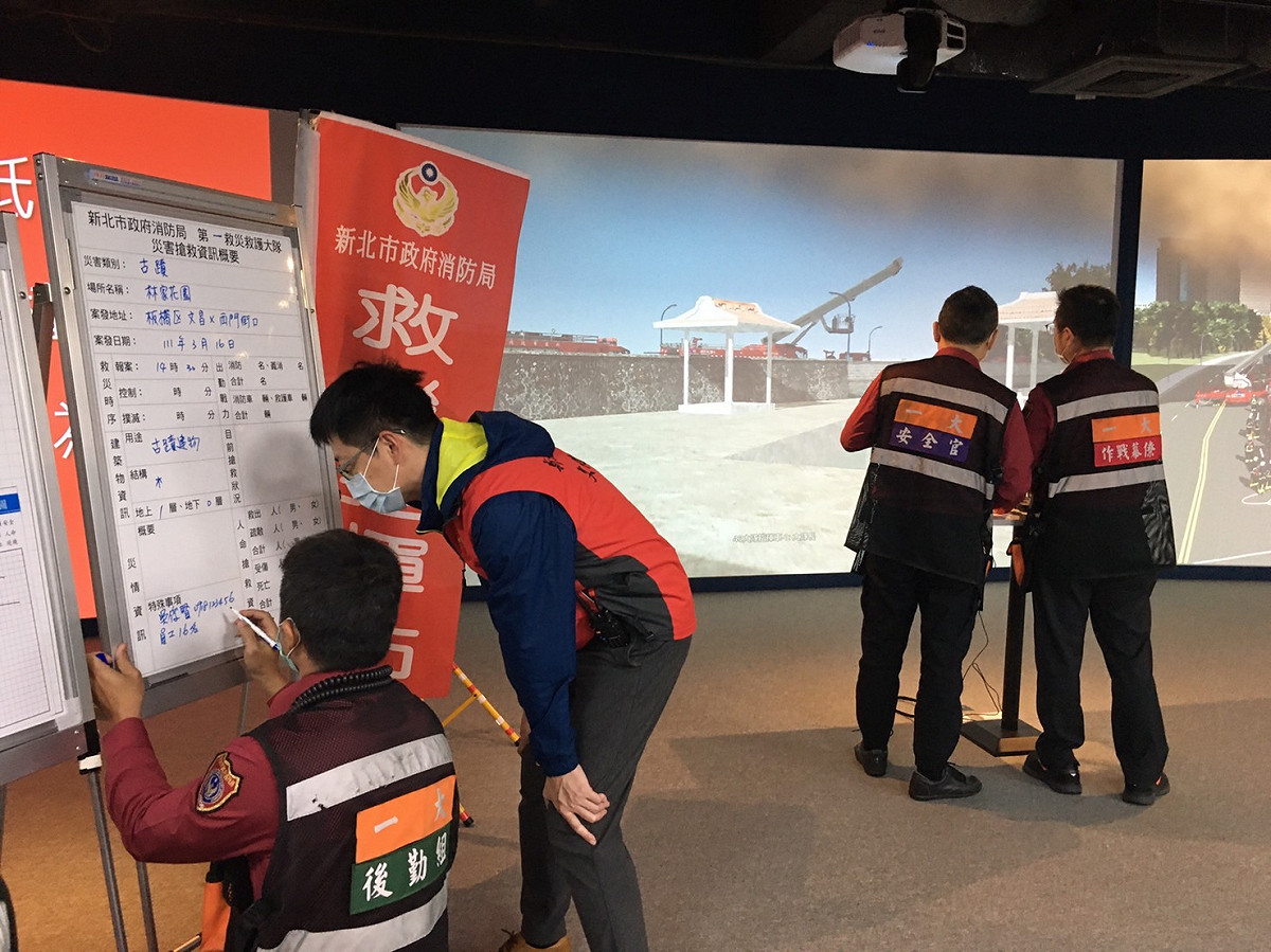 新北文化局林本源園邸園長吳俊賢（左2）於火災演練回報現場須優先搶救的文物資訊。 圖：新北市文化局提供