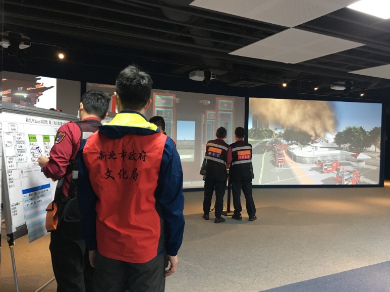 消防局大隊幕僚與新北市文化局林本源園邸園長吳俊賢（左2）進行火災搶救作業執行狀況。 圖：新北市文化局提供