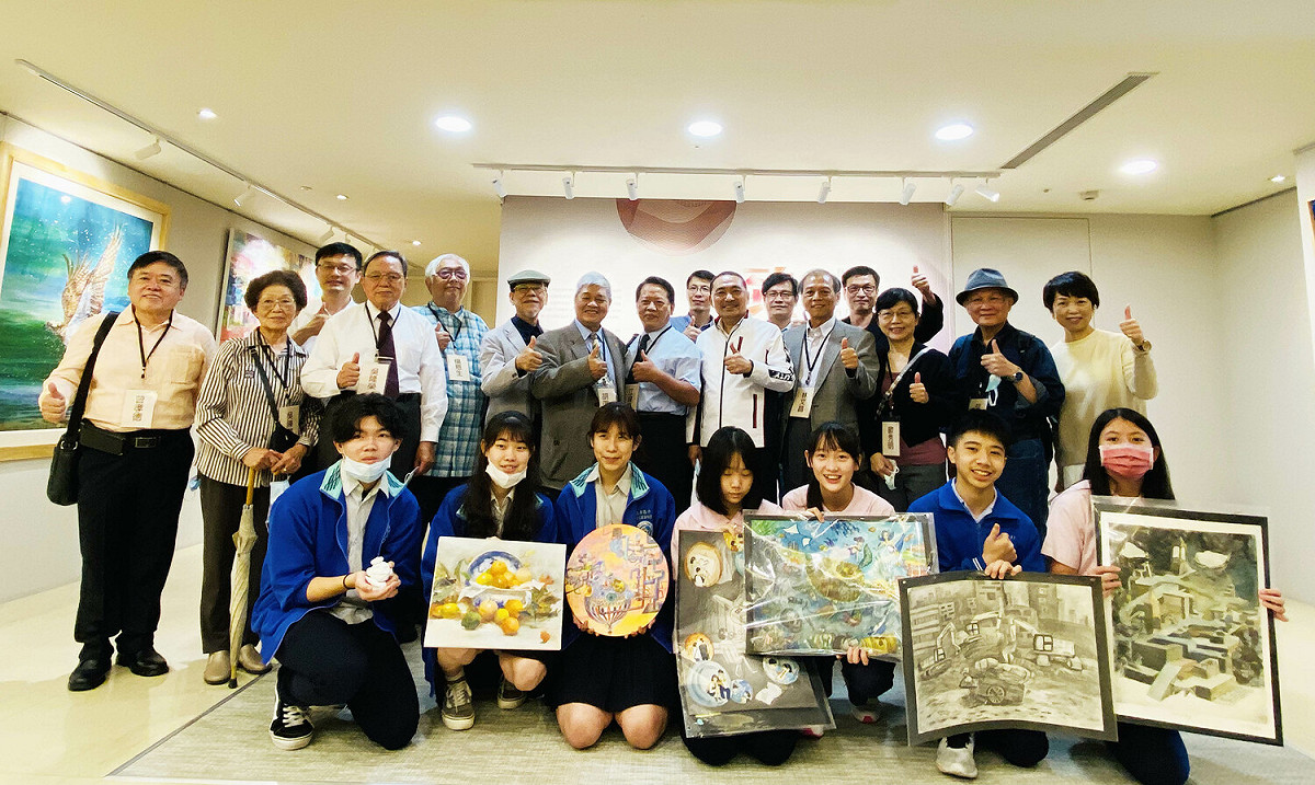 侯友宜偕學子賞大師作品，藝同向藝術家致敬。 圖：新北市文化局提供