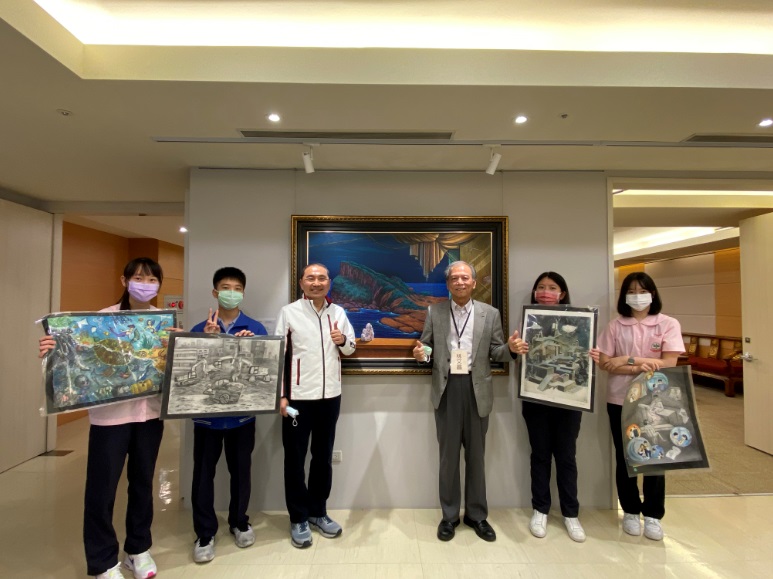 新北市長侯友宜（左三）與藝術家林文昌（右三）以及福和國中學生一同於作品《午夜野柳的遐思》前合影。 圖：新北市文化局提供