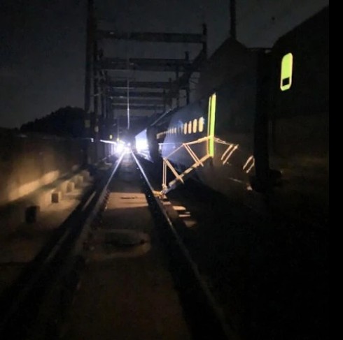 東北新幹線下行的「福島-白石藏王」223號列車脫軌。 圖：翻攝河北新報