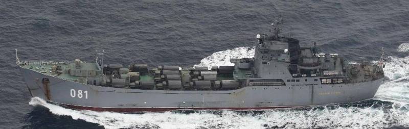4艘俄軍戰車登陸艦16日通過日本津輕海峽，其中一艘艦上載運了軍用車輛，疑似要運往烏克蘭。 圖：翻攝統合幕僚監部