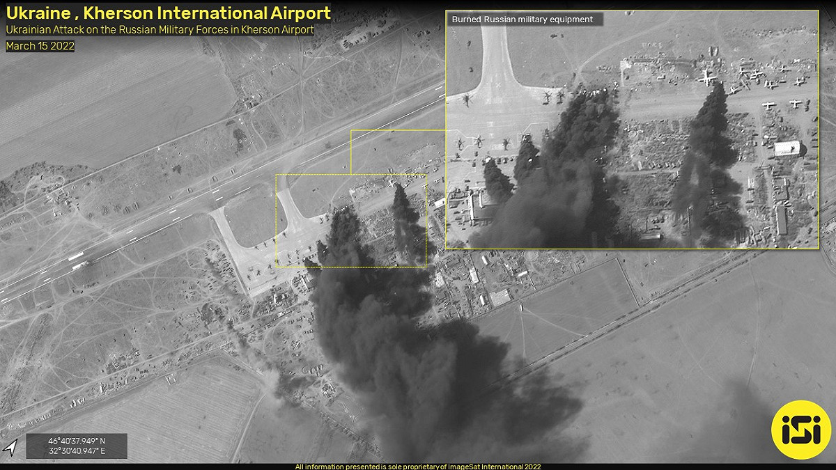 烏克蘭軍方在赫爾松國際機場(Kherson International Airport)摧毀多架俄羅斯軍用直升機，最新衛星偵照影象曝光。 圖：翻攝ImageSat Intl.推特