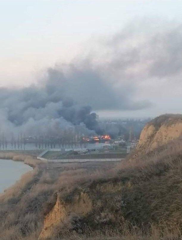 傳俄軍出動黑海艦艇砲轟敖德薩郊區目標。圖為俄軍轟炸另一港口城市尼古拉耶夫。 圖：翻攝Thomas van Linge推特