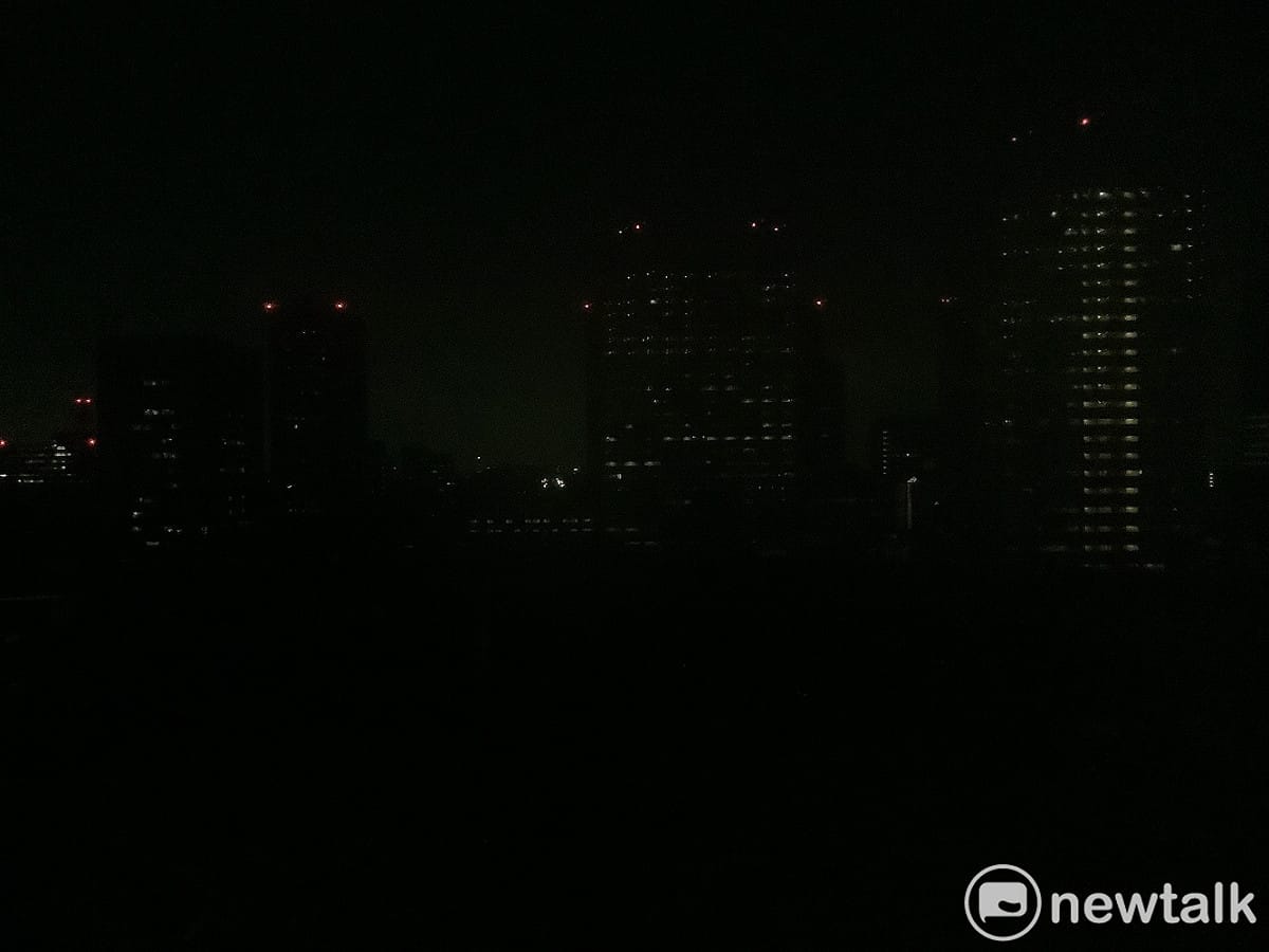 東京、千葉等16日深夜有224萬戶大停電，從高樓外望一片漆黑，除了有些大廈走廊啟動緊急電源等。圖為千葉幕張地區。 圖：劉黎兒攝