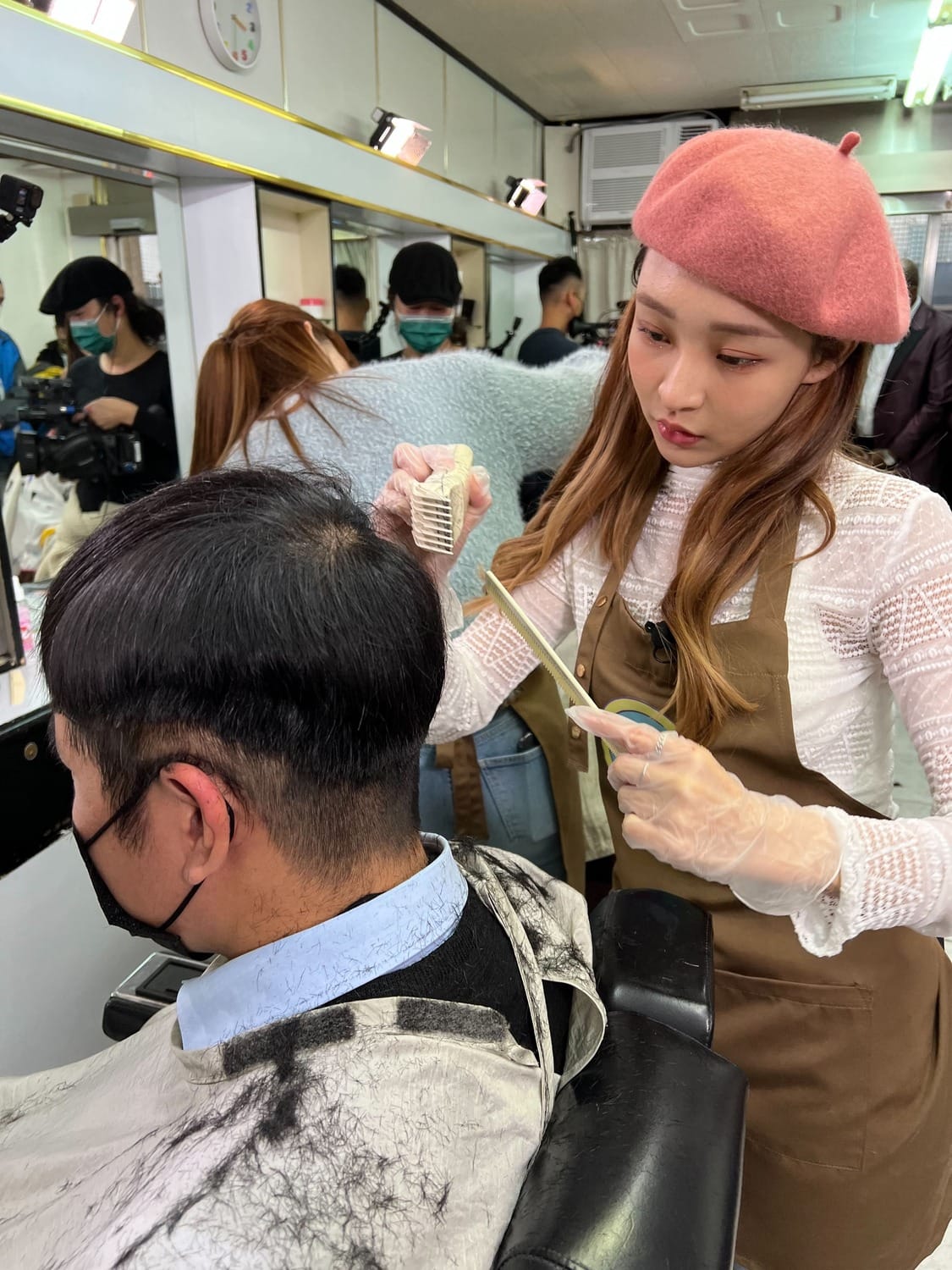 林襄為「幸運粉絲」剪頭髮。 圖：狼谷娛樂/提供