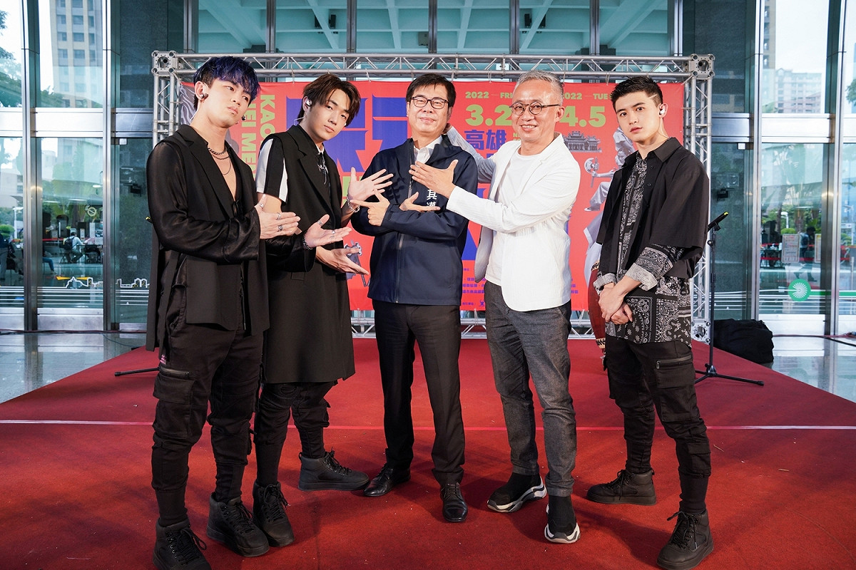 陳其邁(中)、許常德(右二)與B.T.O.。 圖：高雄市政府提供
