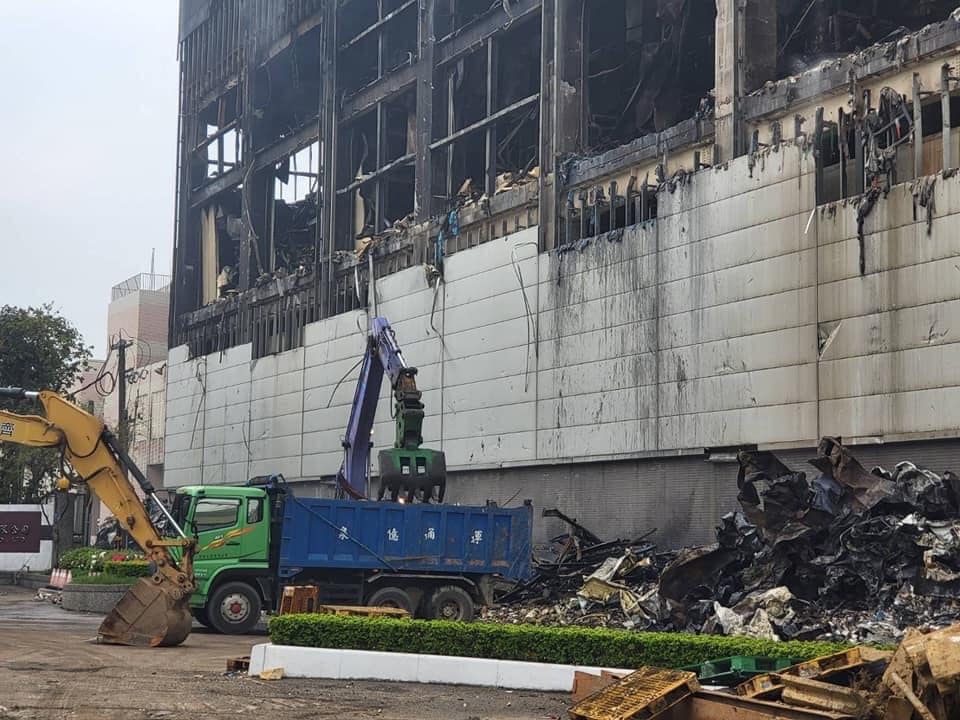美福倉儲大火延燒8天，今日下午完全撲滅，現場上萬噸廢棄肉品及垃圾待清運。 圖：翻攝褚春來臉書