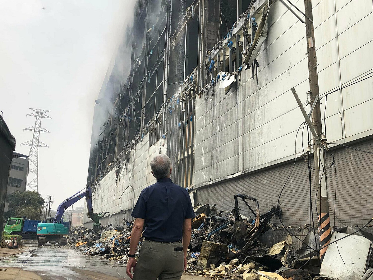 市議員褚春來前往美福倉儲關心救災進度。 圖：翻攝褚春來臉書