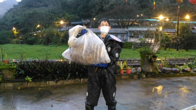 瑞芳駐區獸醫王嚴緒摘除的黃腳虎頭蜂窩，長x直徑約50X38公分。 圖：新北市動保處提供