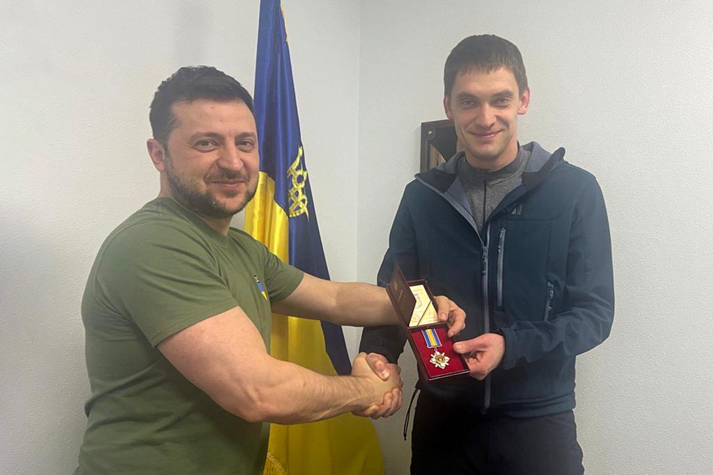 烏克蘭總統澤連斯基與剛獲釋的梅利托波爾市（Melitopol）市長費德羅夫（Ivan Fedorov）見面。 圖：烏克蘭總統府官網