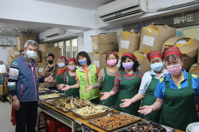 呂聰成每月2次在活動中心結合志工們辦理老人共餐，免費邀阿公阿嬤來呷飯。 圖：新北市民政局提供