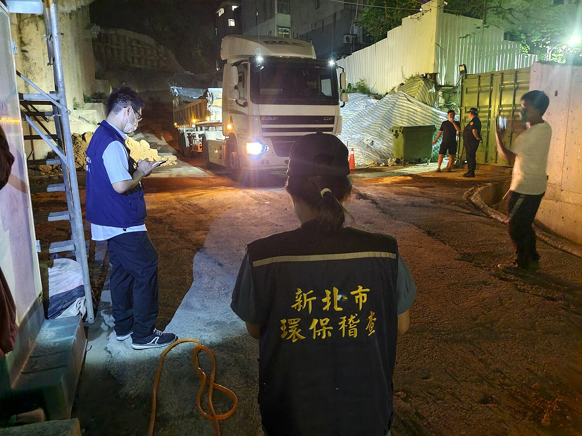 稽查員全程監督三峽區十三添土方棄置案運回廢土產源。