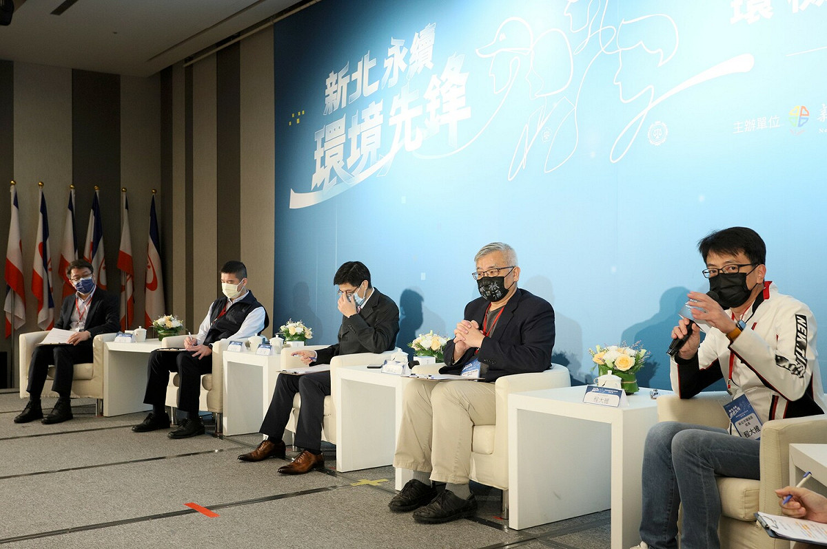 環檢警調共同打擊犯罪研討會專家座談，由右至左分別為程大維、謝英士、洪三峯、余祥雲及儲正強。