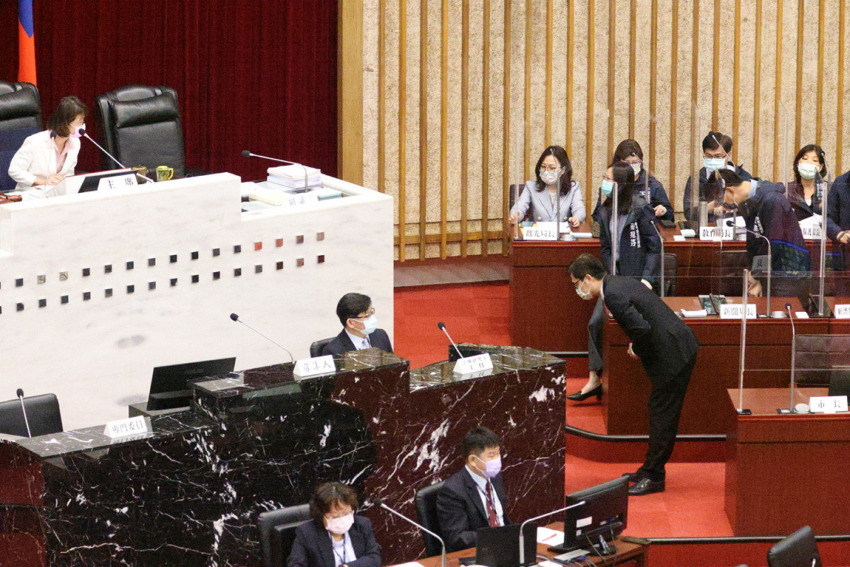 陳其邁率市府團隊向曾麗燕鞠躬。 圖：高雄市政府提供