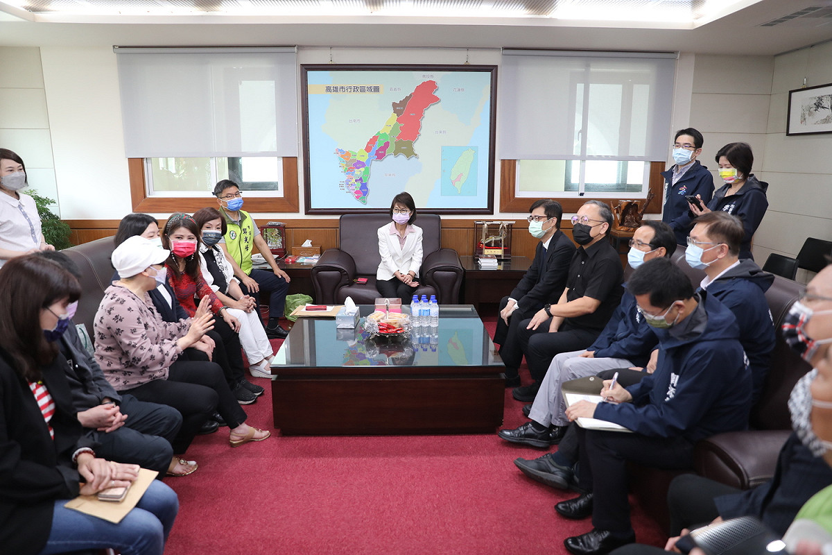 高市府團隊開議前先拜會曾麗燕。 圖：高雄市政府提供