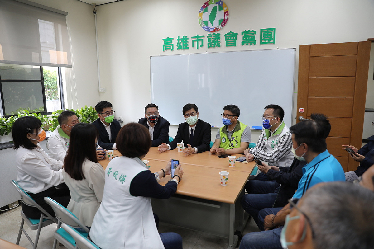陳其邁(中)拜會議會民進黨團。 圖：高雄市政府提供