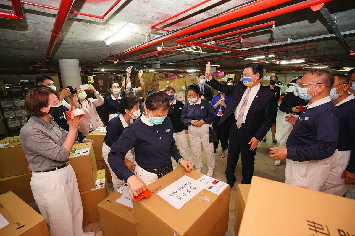外交部長吳釗燮向現場志工揮手致意。 圖：外交部提供