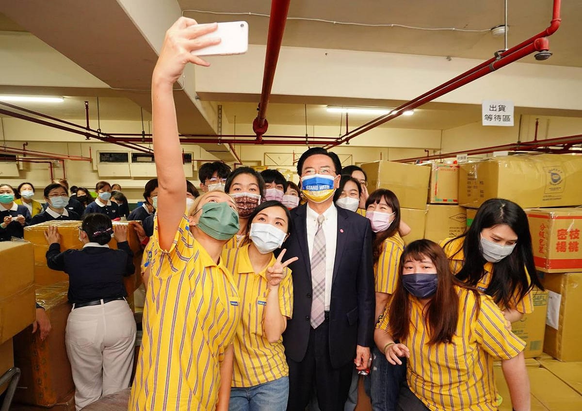 青年志工邀請外交部長吳釗燮一同自拍。 圖：外交部提供