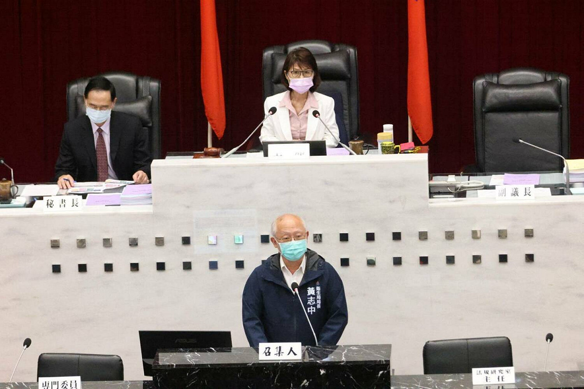 高市衛生局長黃志中進行食安專案報告。 圖：高雄市政府提供