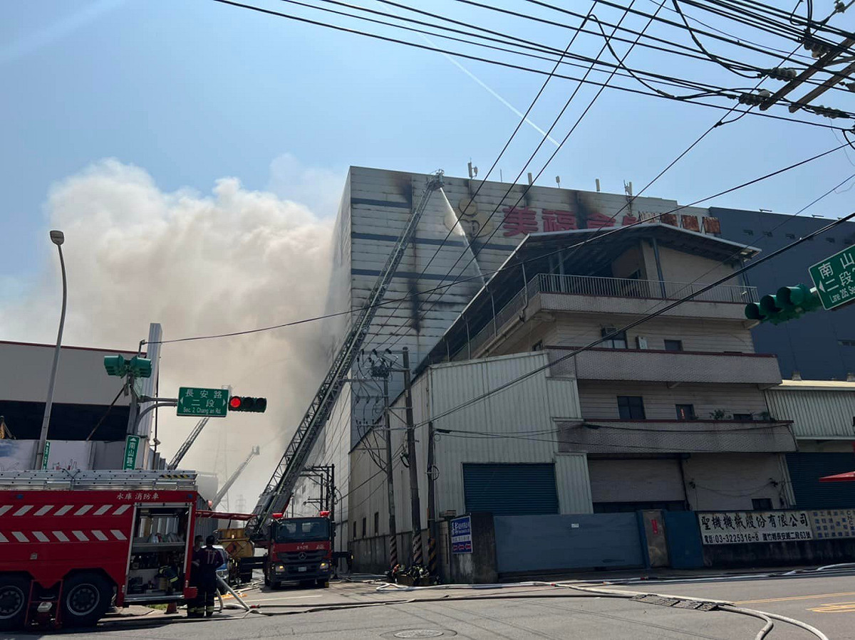桃園市蘆竹區美福倉儲大火，17日才說完全撲滅，18日再傳火勢復燃。圖為12日大火續燒時照片。 圖：翻攝陳昭榮臉書