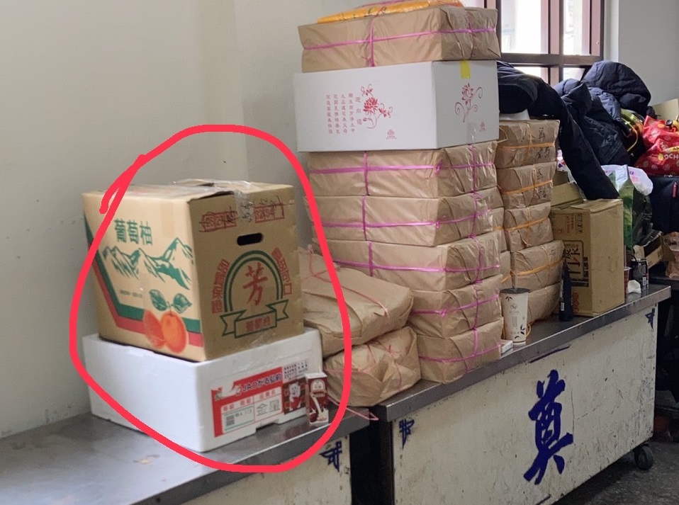 2個盛裝白鴨紙箱被業者隨意棄置在板橋殯儀館禮廳桌上。  圖：新北市動保處提供