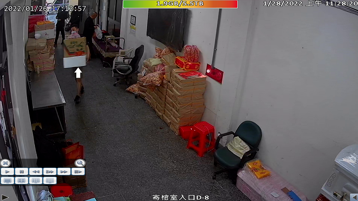監視器畫面看見業者將盛裝白鴨紙箱帶入喪禮後廳內法事供品桌前。 圖：新北市動保處提供