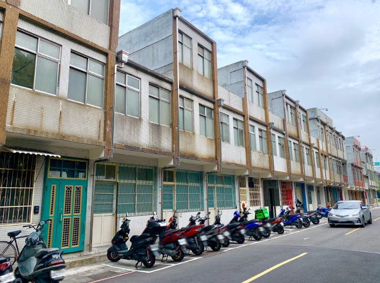 空軍三重一村活化再利用，自營區將個別標租，圖為鄰近同安東街之眷舍。 圖：新北市文化局提供