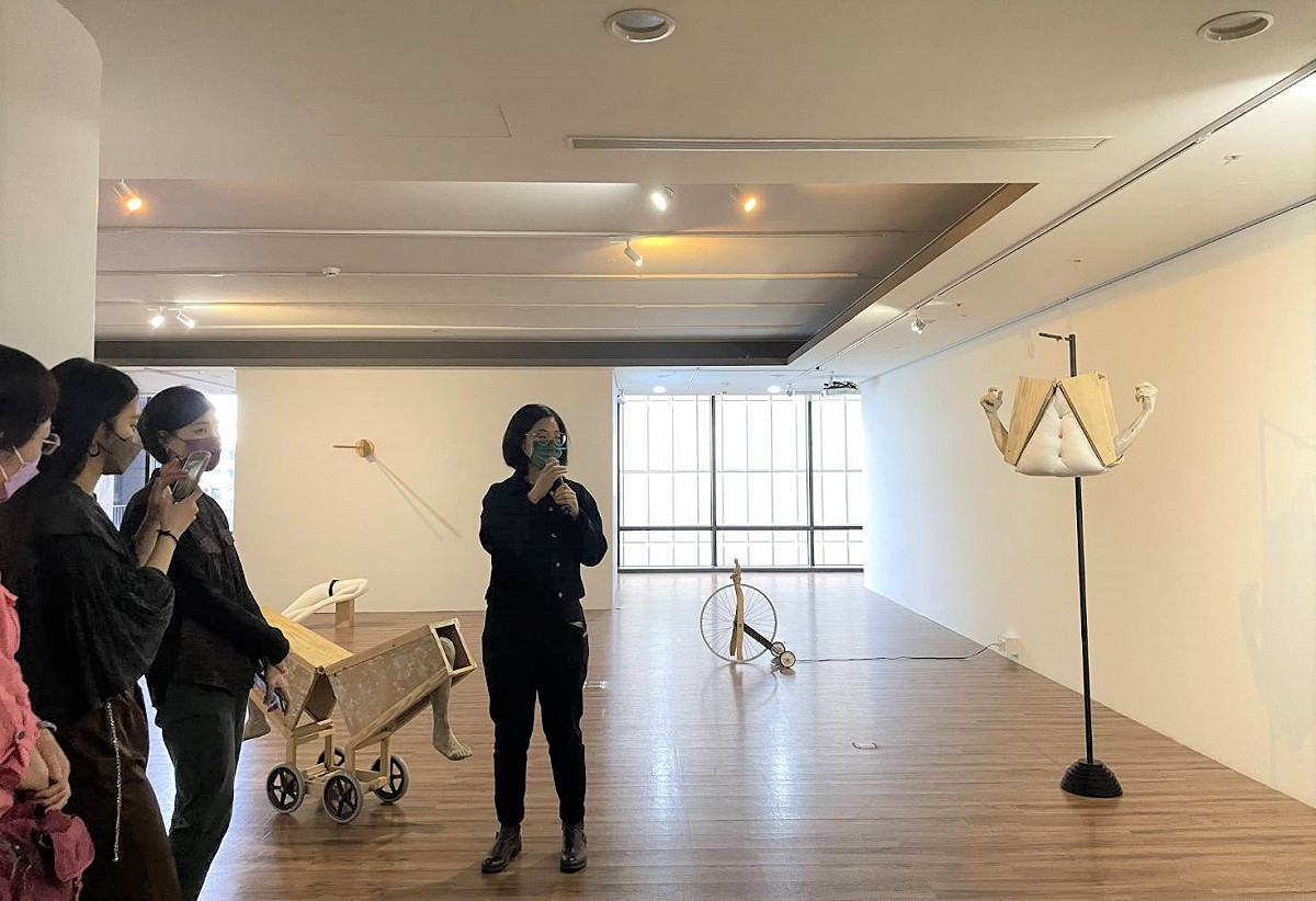 藝術家於新板藝廊「肉身欲言」雕塑聯展現場導覽解說。 圖：新北市文化局提供