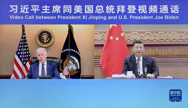 中國國家主席習近平（右）18日與美國總統拜（左）登視訊會議。 圖：翻攝自新華社