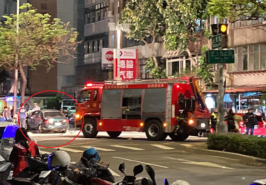簡姓男子駕駛轎車一路狂飆，當場撞上過斑馬線的3名路人，造成1死2重傷。 圖：翻攝Gans of Tian Mu天母幫