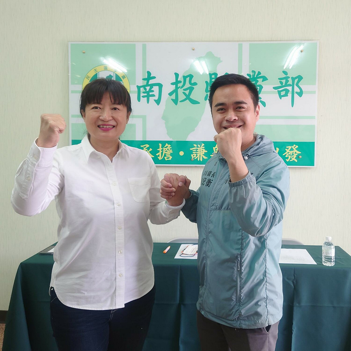 行政院中部辦公室執行長蔡培慧（左）與集集鎮長陳紀衡（右）。 圖：擷取自蔡培慧臉書