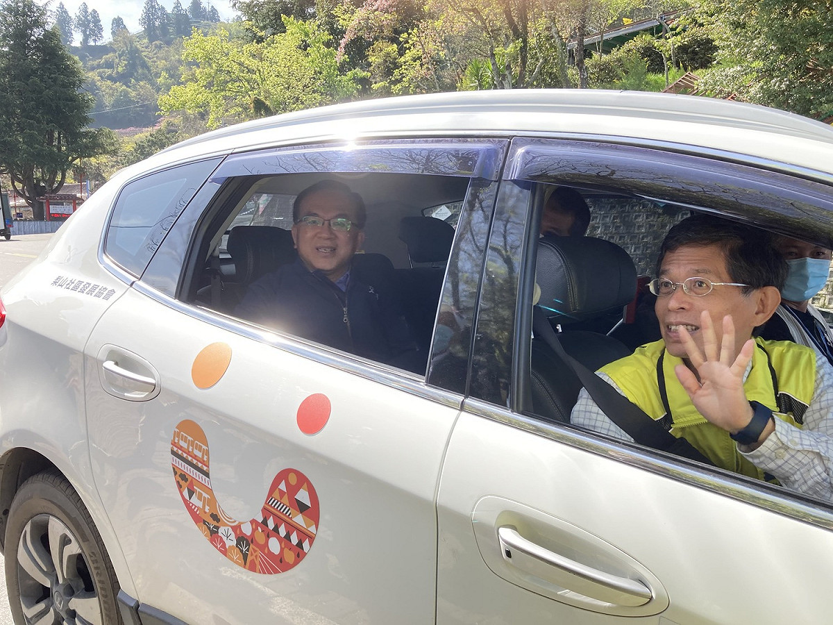 民眾可透過手機LINE APP或撥打專線預約梨山幸福巴士。 圖：交通部公路總局／提供