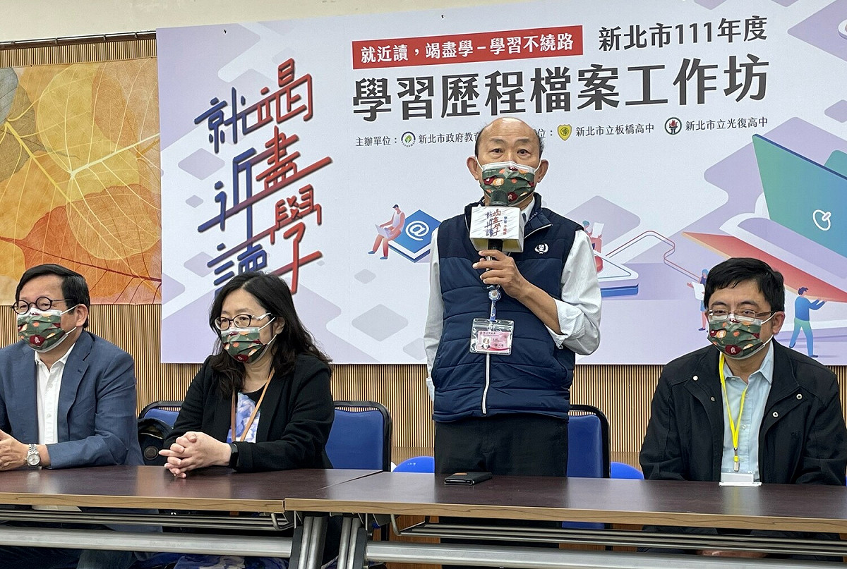 教育局副局長歐人豪 (右2)表示，新北辦理系列活動協助中學生在地就學適性發展。 圖：新北市教育局提供