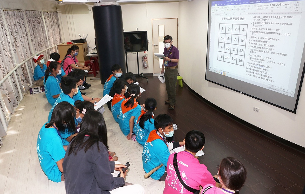 課程中透過小組團隊合作方式針對生活中常見的水資源進行探索及學習。