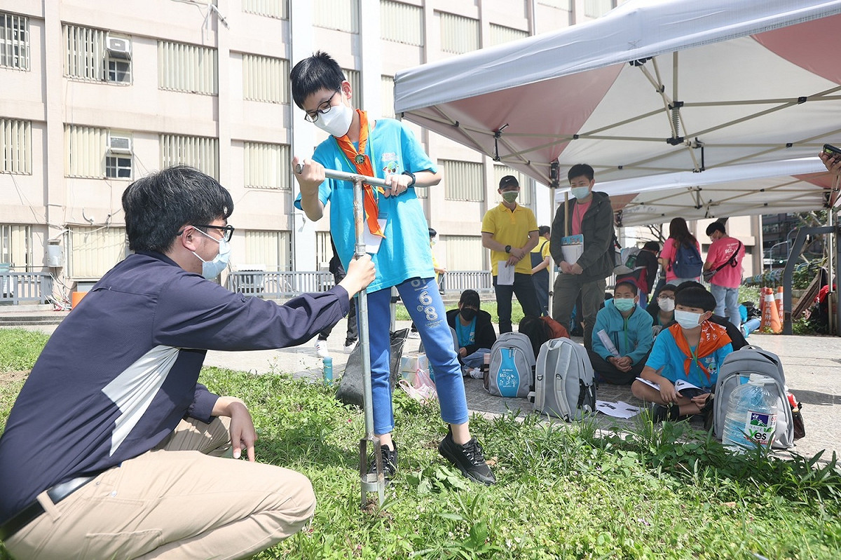 小局長體驗土壤及地下水採樣。