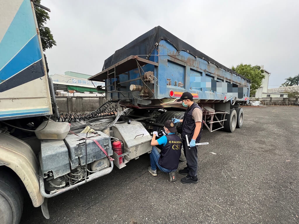 李姓女老師遭到鐵片砸中頭部當場死亡，屏東警方過濾2000部車輛，確認鐵片來源車輛，將肇事的侯姓大貨車司機依過失致死送辦。 圖/屏東分局提供