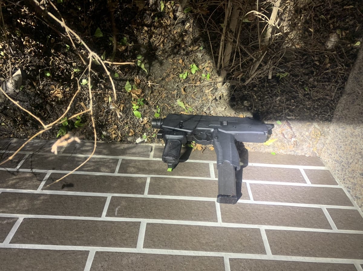 嫌犯將作案槍枝丟棄附近木樓草地。 圖：高市警新興分局提供