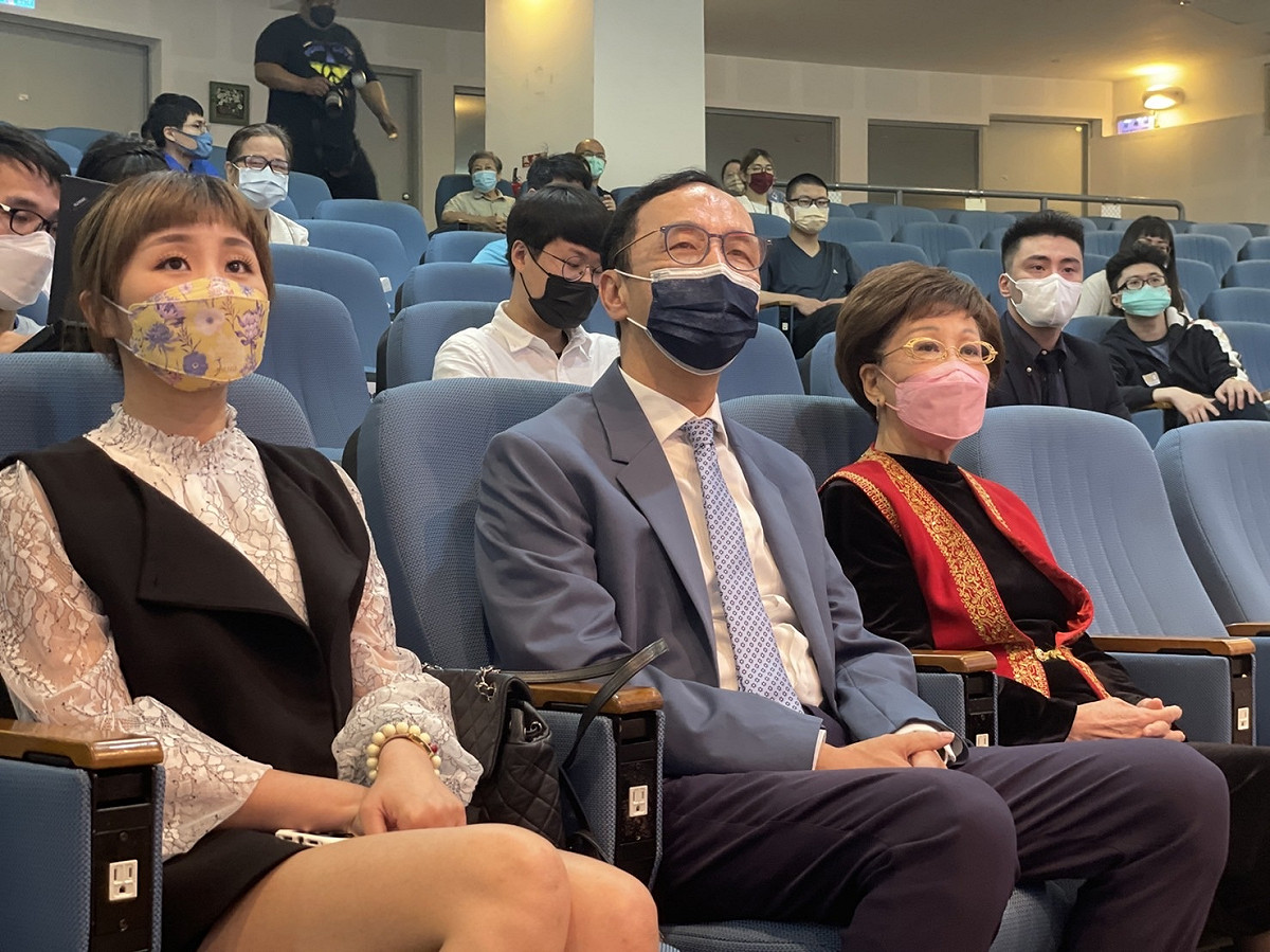 國民黨主席朱立倫（中）與前副總統呂秀蓮（右一） 圖：國民黨提供