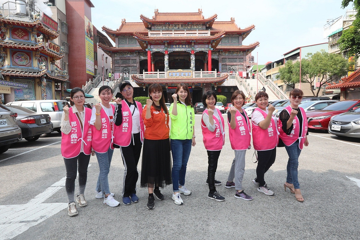 女力應援團相挺鄧巧佩(左四)。 圖：趙天麟服務處提供